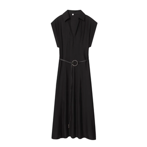Détail d'une élégante robe midi noire avec col en V à revers et fine ceinture à boucle