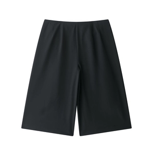 Short large taille haute noir pour femme en tissu tissé lisse sur fond blanc épuré