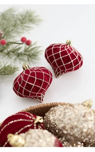 Détail de cœurs en velours rouge avec résille dorée pailletée pour sapin de Noël