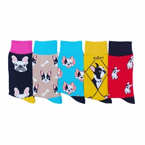 Flache Darstellung von fünf Paar Socken mit bunten Hundemustern und Puppy-Aufdruck