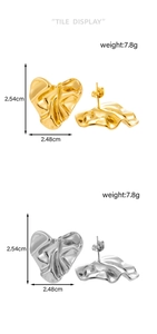Detailed size chart for gold and silver wavy geometric stud earrings with measurements