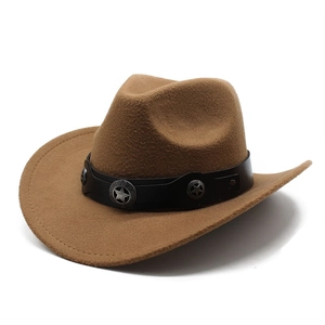 Vue détaillée du chapeau de cowboy en feutre marron avec bandeau en cuir et rivets étoiles
