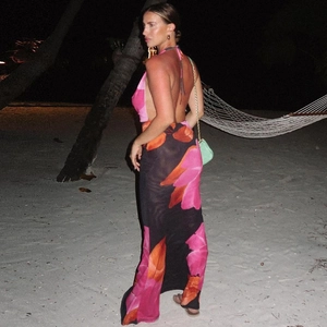 Sexy rückenfreies Neckholder-Maxikleid mit Blumenmuster für den Sommer am Strand