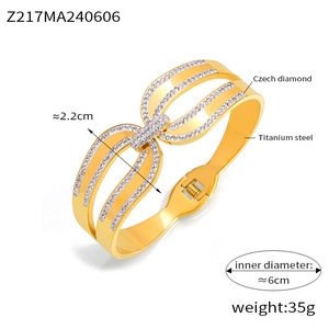 Détail du bracelet rigide en acier doré 18 carats avec dimensions et spécifications