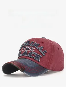 Detail einer Vintage-Baseballkappe aus Baumwolle mit BLACK-Stickerei und Aufnäher
