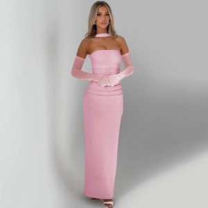 Robe de soirée rose bustier avec gants assortis et accessoire de cou en coupe ajustée
