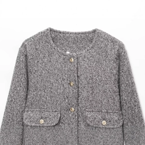 Veste en bouclée grise pour femme avec boutons dorés et coupe courte à col rond élégant