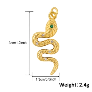 Détail du pendentif serpent plaqué or 14K montrant les dimensions et les zircons