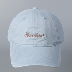 Frontansicht der hellblauen minimalistischen Baseballkappe mit Stickerei-Aufnäher