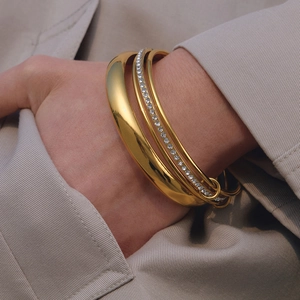 Ensemble de trois bracelets joncs empilables en acier inoxydable plaqué or 18 carats