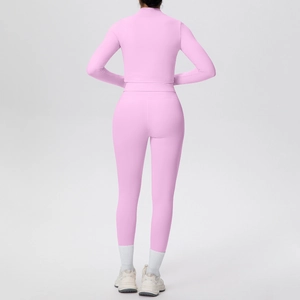 Vista posteriore del set fitness rosa chiaro con maglia a maniche lunghe e pantaloni da yoga
