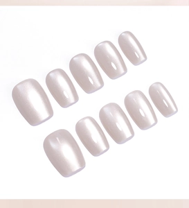 Gros plan de faux ongles œil-de-chat blanc perle, lot de 10 pièces au fini brillant