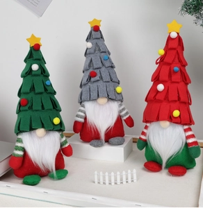 Tre gnomi di Natale colorati in verde, grigio e rosso per la decorazione della casa festiva