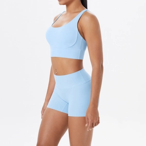 Détail du short de sport taille haute bleu clair et du soutien-gorge assorti