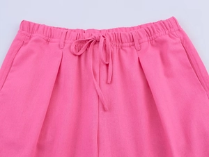 Détail du pantalon en lin rose avec taille élastique et cordons de serrage réglables