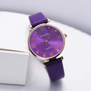 Montre à quartz pour femme avec bracelet en cuir violet et cadran à chiffres romains