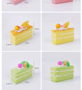 Détail montrant les dimensions 7x6x2,5cm de gâteaux mousse squishy avec décorations de fruits