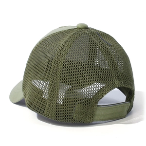 Dettaglio del retro in rete verde militare e cinturino regolabile del berretto da bambino