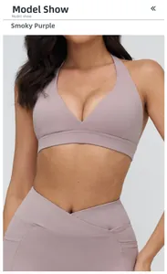 Dettaglio del set yoga viola fumo con pantaloni a vita alta e reggiseno sportivo