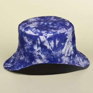 Détail du chapeau bob en coton tie-dye bleu et blanc avec une doublure noire
