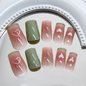 Faux ongles french manucure dégradé rose-vert avec motifs cœurs sur un miroir
