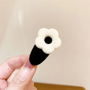 Vista dettagliata delle clip per capelli con fiori in velluto vintage francese