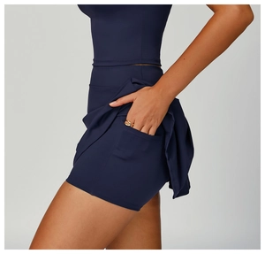 Détail de la jupe-short bleu marine montrant la poche latérale pratique pour téléphone