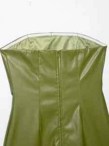 Détail de la robe en PU vert olive montrant le zip invisible et la bande silicone