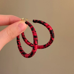 Boucles d'oreilles créoles tendance avec rayures rouge noir et motif léopard pour femme