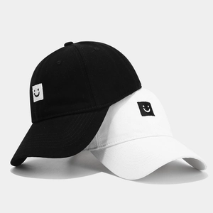 Casquette de baseball en coton minimaliste avec broderie smiley en noir et blanc