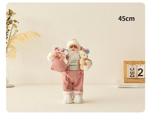 Dettaglio del Babbo Natale di peluche rosa da 45cm tra eleganti oggetti decorativi