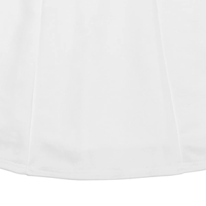 Détail de la couture de l'ourlet et de la texture du tissu d'une robe blanche trapèze