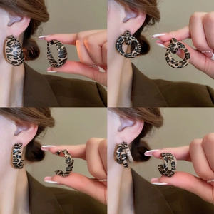 Boucles d'oreilles créoles vintage en similicuir léopard avec diverses formes chic