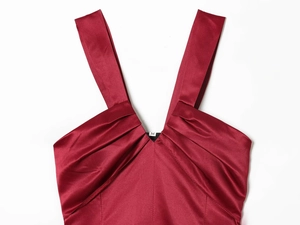 Gros plan du col en V et étiquette taille M sur une robe en satin rouge bordeaux