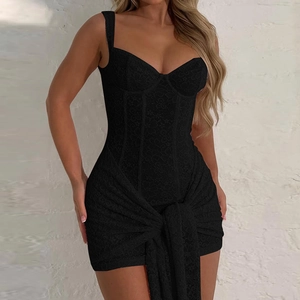 Dettaglio dell'abito in pizzo nero con scollo a V e nastro decorativo in vita