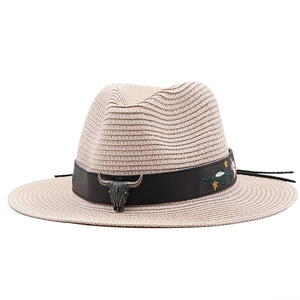 Cappello di paglia rosa Panama con emblema di testa di toro e ricami floreali
