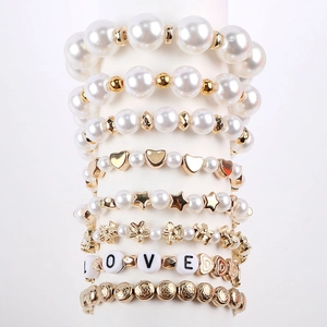 Ensemble de bracelets avec perles blanches, breloques dorées et lettres LOVE