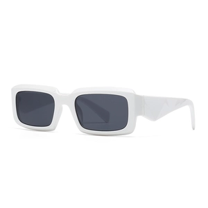 Moderne Retro-Rechteck-Sonnenbrille mit weißem Rahmen und dunkelgrauen Gläsern