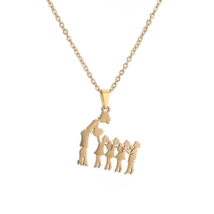 Vue détaillée du collier avec pendentif silhouette mère et ses enfants en acier doré