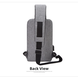 Graue abriebfeste Brusttasche Rückansicht mit verstellbarem Gurt und USB-Ladeanschluss