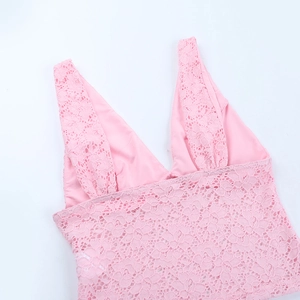 Detailaufnahme der rosa Spitze und des V-Ausschnitts an diesem sommerlichen Camisole-Top
