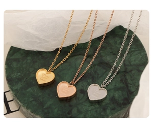Trois pendentifs cœur givré en or, or rose et argent avec gravure Love You More chic