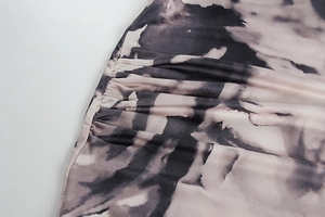 Détail de la couture froncée et de l'imprimé tie-dye monochrome sur le tissu