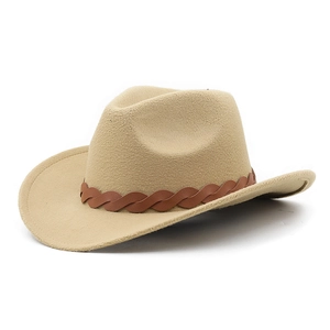 Vue latérale d'un chapeau de cowboy en feutre marron clair avec bande tressée