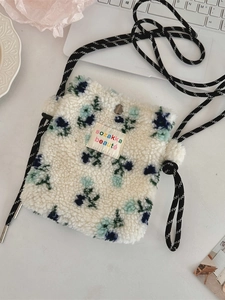 Borsa a tracolla floreale in lana d'agnello bianca con tracolla in corda intrecciata