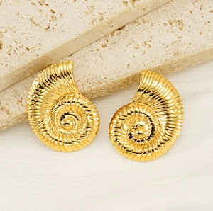 Macro di orecchini a conchiglia a spirale placcati oro 18K con texture radiale nautilus