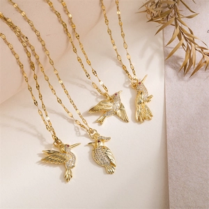 Collier colibri minimaliste doré avec micro-serti de cristaux et yeux en gemme rouge
