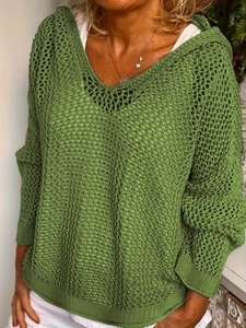 Detail der Strickstruktur bei losem grünem V-Ausschnitt Kapuzenpullover mit Häkel-Netzoptik