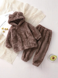 Pyjama douillet en polaire marron pour enfants avec oreilles d'ours et accessoires