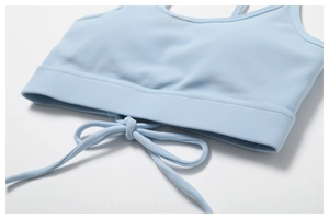 Détail du haut de yoga bleu clair côtelé avec ourlet à cordon réglable et maille texturée